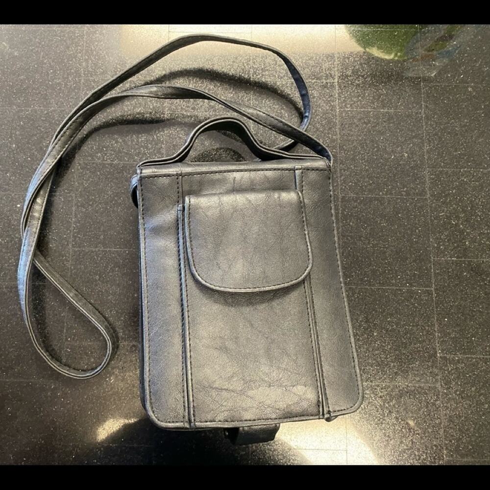 WOMENS CROSSBODY WALLET USED ONCE - Picture 2 of 6